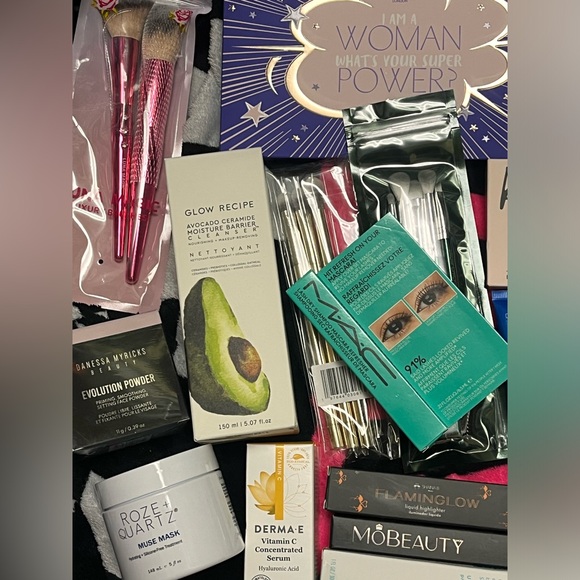 NIB 🆕 4 Piece Full Size Mystery Make Up & Beauty Box 📦 lip gloss blush shadow - Picture 4 of 4